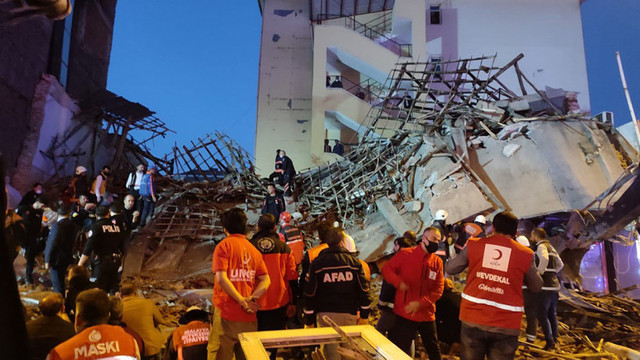 Momentul în care o clădire se prăbușește brusc pe o stradă aglomerată din Turcia. Opt oameni au ieșit singuri de sub dărâmături