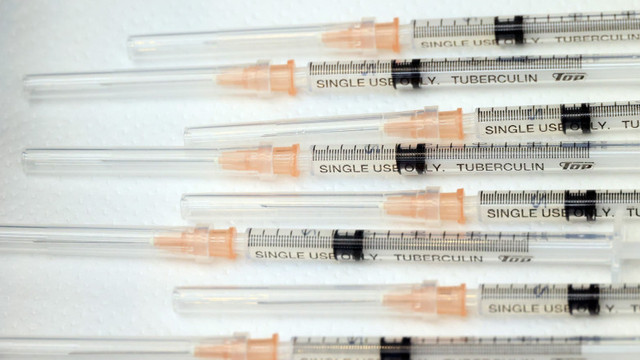 OMS: Ne îndreptăm spre o penurie de seringi în 2022. Există riscul să nu mai poată fi făcute nici vaccinurile specifice copilăriei