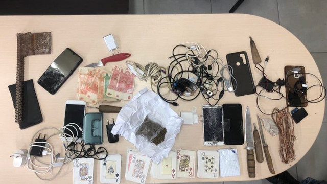 În urma perchezițiilor inopinate în două penitenciare, au fost depistate mai multe obiecte și substanțe interzise În urma perchezițiilor inopinate în două penitenciare, au fost depistate mai multe obiecte și substanțe interzise