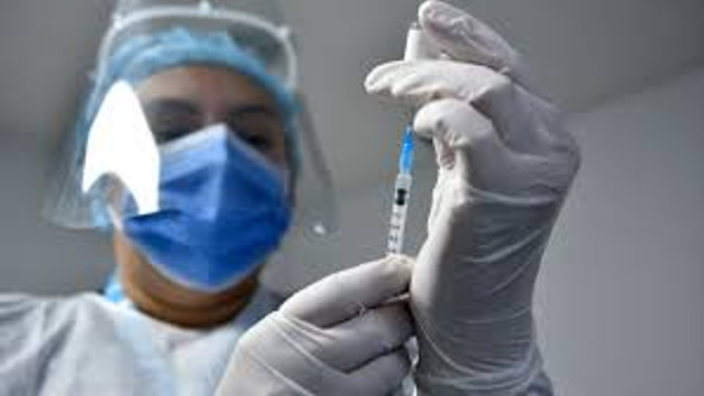 Ucraina va impune vaccinarea anti-COVID obligatorie a medicilor și a angajaților municipali