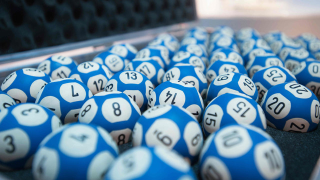 Peste 1,3 milioane de bilete de loterie se vând zilnic. Deputații interzic publicitatea lor
