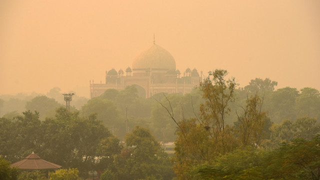 Un nor gros de fum a cuprins capitala Indiei. Poluarea a atins cote uriașe, iar aerul a devenit periculos de respirat