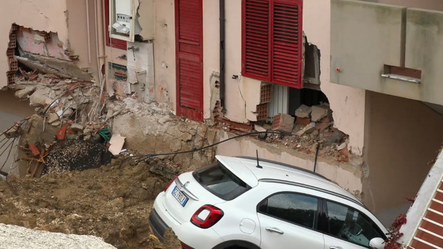 Inundații de proporții în sudul Italiei, pentru a doua oară într-o lună. Mai multe drumuri de acces au fost distruse de ape