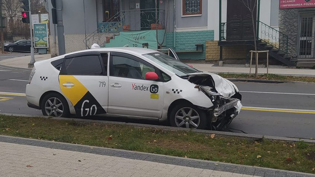 Un taxi s-a tamponat cu un alt automobil, în centrul capitalei. Sunt răniți