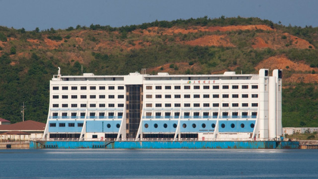 Primul hotel plutitor din lume, inaugurat în Australia în urmă cu 33 de ani, ruginește astăzi într-un port din Coreea de Nord