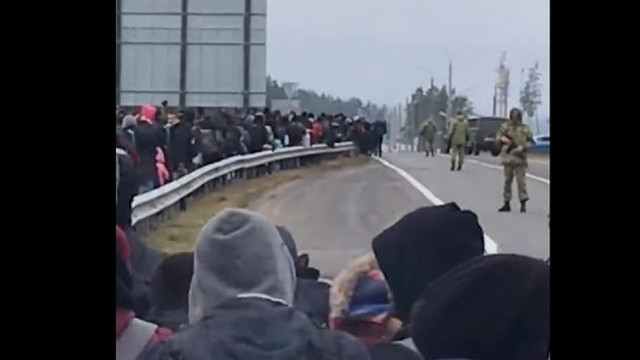 Criza de la granița Polonia-Belarus: 50 de migranți ilegali au trecut frontiera în Polonia / UE va extinde luni sancțiunile împotriva regimului Lukașenko / Putin se oferă să intervină