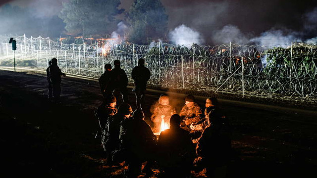 Polonia acuză forțele de securitate din Belarus că îi echipează pe migranți pentru a lua cu asalt frontiera