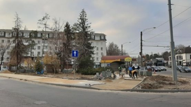 Chișinău | Scuarul din strada Nicolae Titulescu, în proces de reabilitare. Lucrările sunt finanțate de către Consiliul Județean Buzău, România