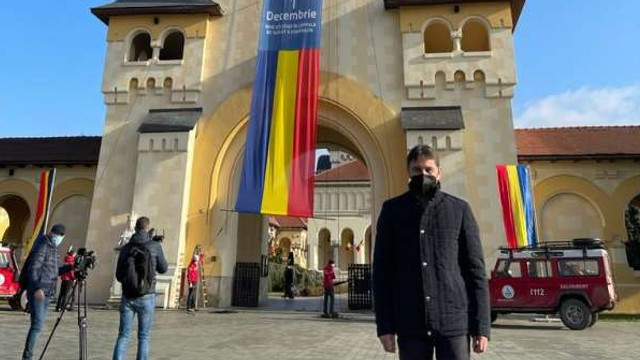 Un imens mash cu tricolorul, arborat pe turnul Catedralei Reîntregirii din Alba Iulia, România