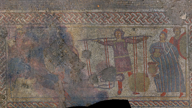 Un fermier din UK avea pe terenul său un mozaic din perioada romană. Descoperirea a fost făcută de fiul lui, în timp ce săpa pe câmp
