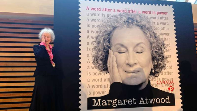 Poșta canadiană lansează un timbru cu efigia scriitoarei Margaret Atwood, pentru a marca 60 de ani de carieră a romancierei