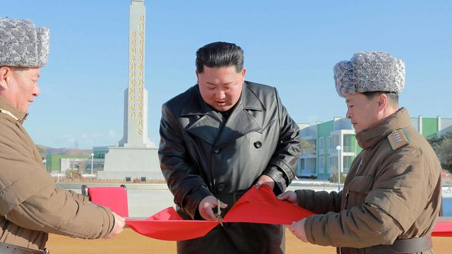 Kim Jong-un le-a interzis nord-coreenilor să poarte paltoane de piele pentru a nu-i imita stilul
