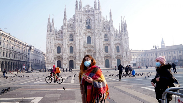 Masca de protecție redevine obligatorie în aer liber în centrul orașului Milano
