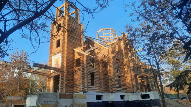 În curtea Ministerului Apărării se construiește o biserică din lemn
