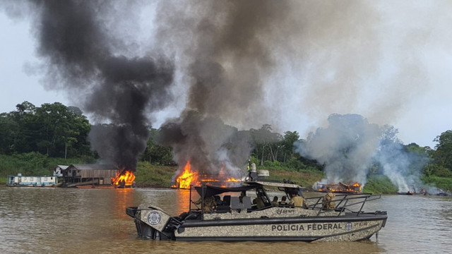 Poliția a ars bărcile căutătorilor de aur clandestini din Amazon, atrași de zvonuri privind descoperirea unor zăcăminte