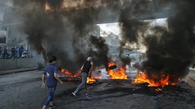 Libanezii au blocat drumurile cu bariere de flăcări, în timp ce țara se prăbușește din cauza sărăciei și a foamei