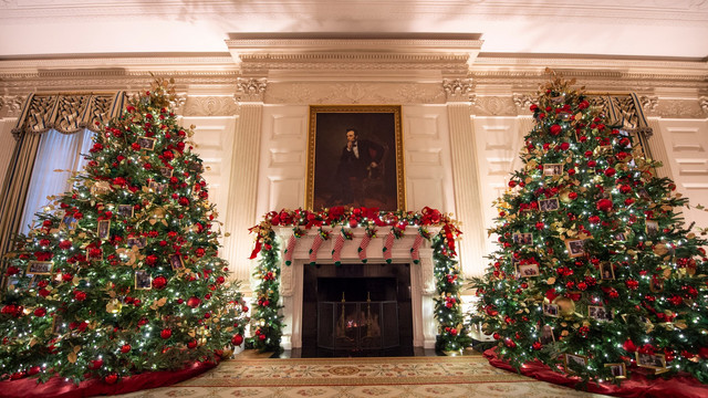 FOTO | Casa Albă, împodobită pentru sărbătorile de iarnă. Decorurile spectaculoase alese de Jill Biden 