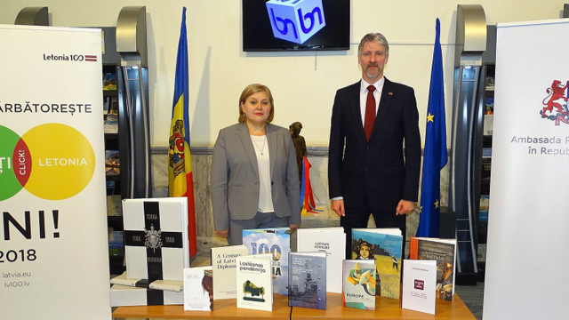 O donație de carte din Letonia, oferită BNRM, prezintă tradițiile culturale letone