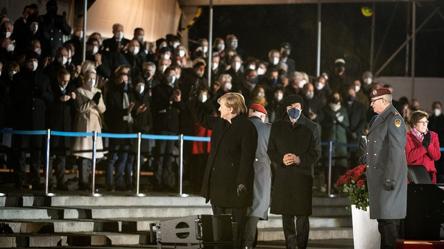Germania și-a luat rămas bun de la Angela Merkel, primul cancelar femeie și est-german al țării, prin cea mai solemnă ceremonie militară: „
Simt mai presus de orice recunoștință și smerenie”