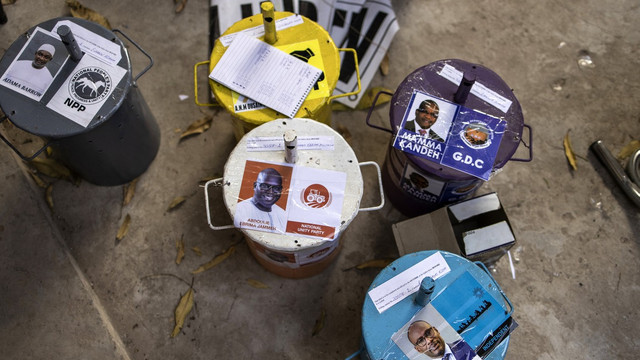 Alegeri în Gambia unde se folosește un sistem unic de vot, cu bile și fotografii ale candidaților pe „gălețile” de vot