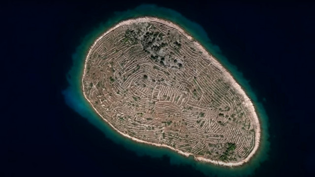 Povestea fascinantă a insulei croate care, de sus, arată ca o uriașă amprentă digitală