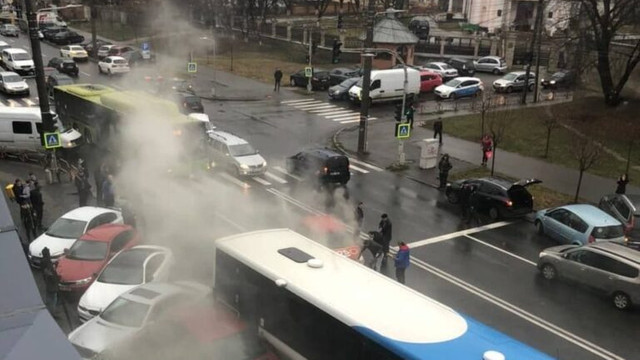FOTO / Grav accident de circulație pe strada Vasile Alecsandri din capitală. Un autobuz de linie a avariat 15 mașini
