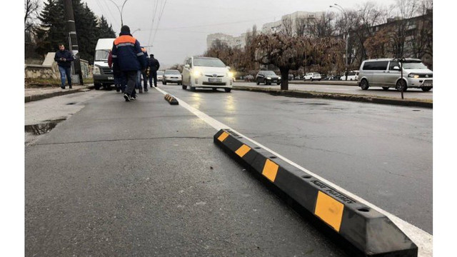 În Chișinău au început lucrările de amenajare a unei benzi pentru cicliști
