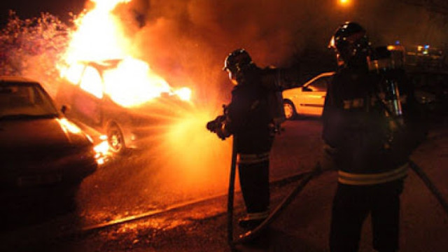 Patru autovehicule au fost cuprinse de flăcări într-o curte a unui bloc de locuit din Chișinău. Ce spun pompierii despre posibila cauză a incendiului 