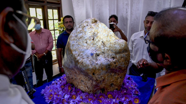 Sri Lanka va scoate la licitație cel mai mare safir natural albastru din lume, pentru a aduce bani în arhipelag în perioada de criză