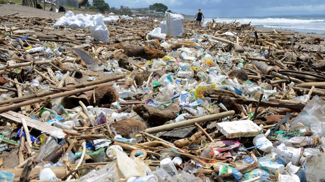 Plajele din Bali au fost invadate de gunoaie. Mai mulți turiști străini au sărit în ajutorul localnicilor pentru a strânge deșeurile
