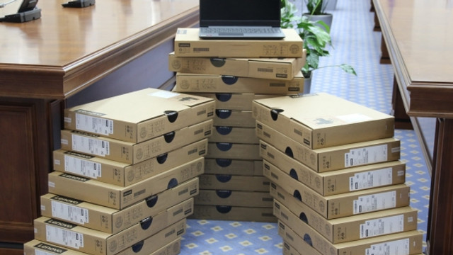 Cele aproape 10 000 de laptopuri au fost trecute în proprietatea consiliilor raionale