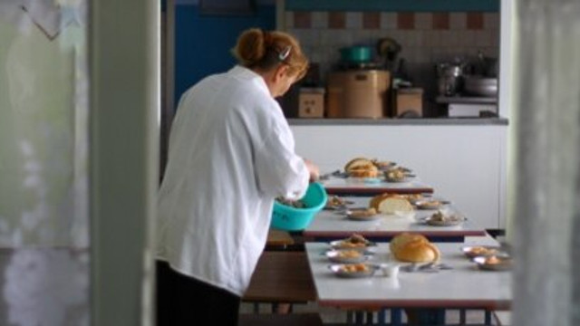 Bucătarii și personalul auxiliar al cantinelor școlare din Chișinău vor primi un salariu în plus
