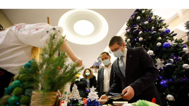 Centre sociale din Chișinău și Strășeni și-au expus lucrările la Târgul de Crăciun din incinta Parlamentului
