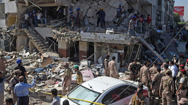 O explozie masivă a dezintegrat clădirea unei bănci din Pakistan. Cel puțin 15 oameni au murit, iar 16 sunt răniți