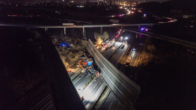 Un pod s-a prăbușit peste o autostradă în China. Patru morți și mai mulți răniți