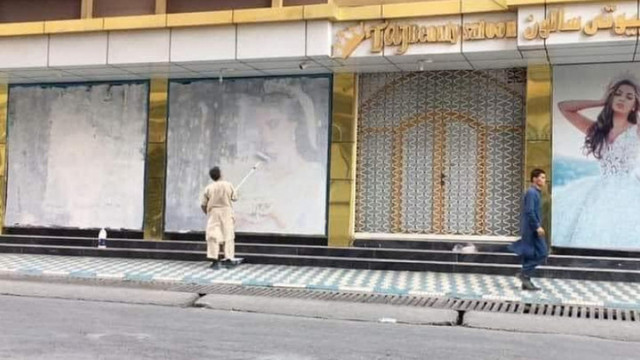Talibanii elimină imaginile cu femei din magazine: Proprietarii de afaceri trebuie să respecte „valorile etice” în tipărirea reclamelor
