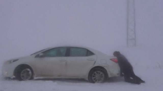 Furtună de zăpadă în Turcia. Șoferii au rămas blocați pe șoselele acoperite de zăpadă de jumătate de metru