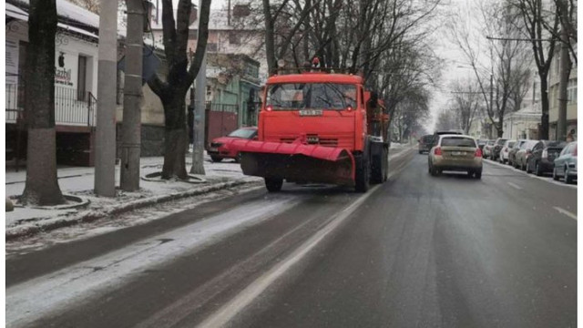 Pentru prevenirea formării ghețușului, 16 autospeciale intervin pe străzile din Chișinău