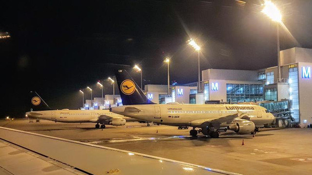 Lufthansa elimină 33.000 de zboruri din programul său de iarnă, din cauza Omicron