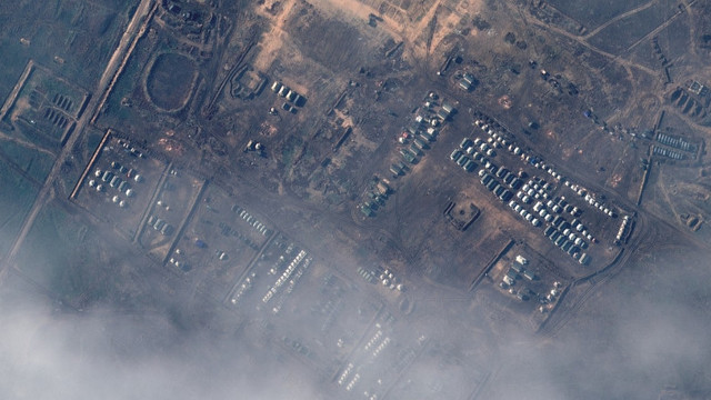 Noi imagini din satelit arată că Rusia continuă să-și consolideze forțele în Crimeea și în apropiere de granița cu Ucraina
