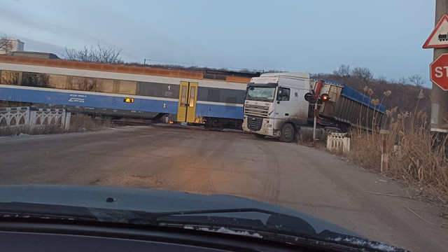 FOTO | Un tren și un camion s-au ciocnit în capitală