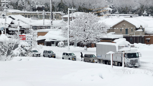 Mai multe regiuni din Japonia au fost paralizate de ninsorile abundente. Mii de case nu au curent, iar pe șosele s-au format ambuteiaje