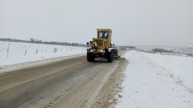 Peste 100 de utilaje au lucrat la deszăpezirea drumurilor în prima parte a zilei 
