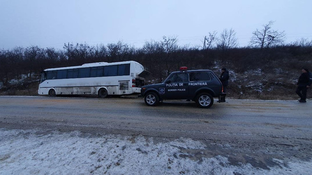 Polițiștii au intervenit pentru deblocarea și tractarea unui autocar de pe ruta Chișinău - Giurgiulești