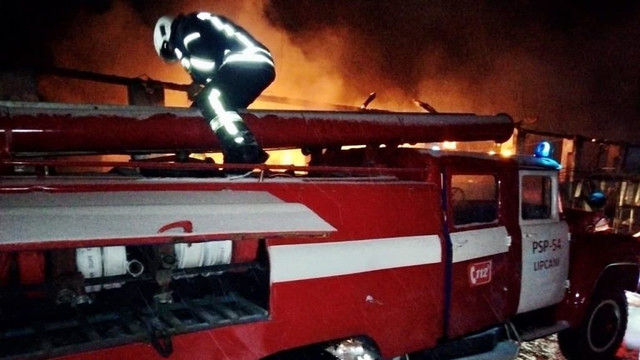 Incendiu la o piață din Briceni: Au ars 12 gherete cu marfă