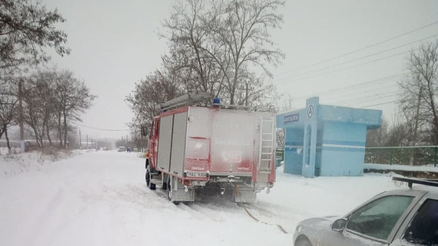 163 de unități de transport, inclusiv trei ambulanțe și un troleibuz au fost deblocate de salvatori din zăpadă
