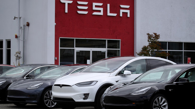 Tesla recheamă în service 475.000 de mașini electrice. Ce probleme, care sporesc riscul de accidente, au fost descoperite