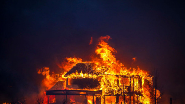 Sute de locuințe distruse de incendii în statul american Colorado