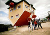 Columbia: O casă construită cu susul în jos atrage vizitatorii aflați în căutarea unei distracții după lockdown