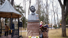 FOTO | Depuneri de flori la bustul poetului Mihai Eminescu de pe Aleea Clasicilor